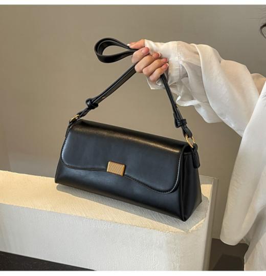 🥰 我虽小却很能装日常!!——😎【Clous Krause 单肩斜挎法棍包81021300 】 ✅ 怎么搭配都好看|四季都可以背的一款包包!!💥正面皮带扣磁吸开合便捷气质 商品图3