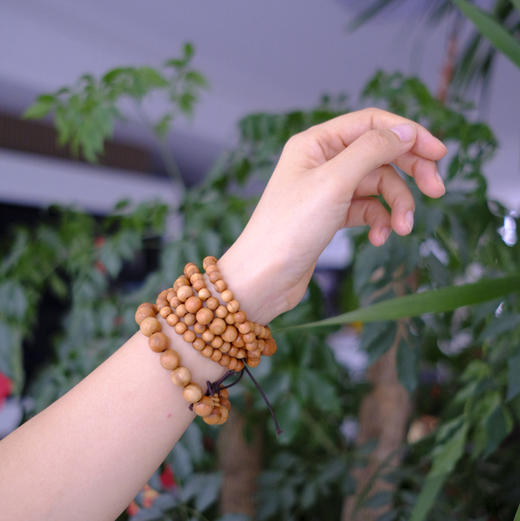 真桃木手串，奕虹合作的山东秋桃基地的老桃木制作，最早的一批桃树进入了老树期 老树基本不会长桃子 伐掉之后的老桃树制作的桃木手串带自然木纹 美观大方 顺丰发货 商品图12