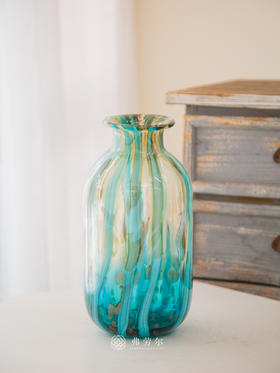 黄绿色竖纹花瓶