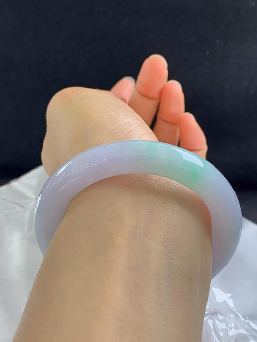 620279，54.7圈口，糯化春彩圆条福镯，清爽春带彩，紫底飘绿，细腻水润 商品图5