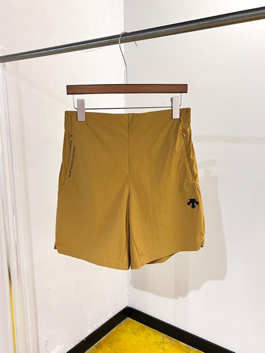 点此购买 迪桑特TRAINING系列综训男士TOUGH梭织运动短裤 ye 321829 商品图2