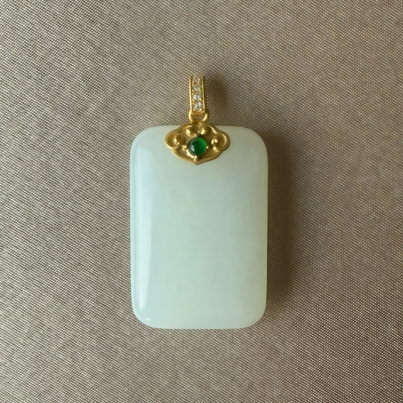 18K古法黄金和田玉（白玉）镶钻吊坠--无事牌/方牌18*27mm