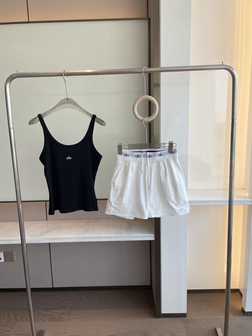 点此购买 Alo女士夏季休闲运动腰部假两件字母弹力腰短裤 cxy 322023 商品图1