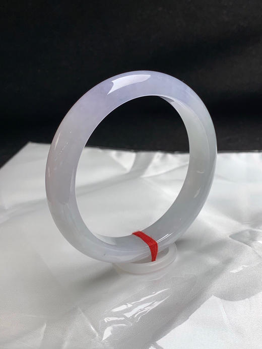 620278，58.8圈口，糯冰飘紫正圈平安镯，白底飘一截紫罗兰色，种水好 商品图1