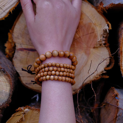 真桃木手串，奕虹合作的山东秋桃基地的老桃木制作，最早的一批桃树进入了老树期 老树基本不会长桃子 伐掉之后的老桃树制作的桃木手串带自然木纹 美观大方 顺丰发货 商品图4