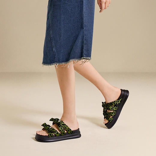 千百度厚底蝴蝶结凉拖鞋女款琥珀平底一字拖外穿拖鞋A25385533 商品图2