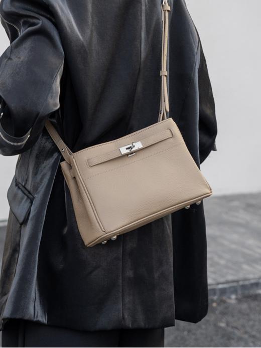 ✨捡漏!“战包”※😎【Clous Krause 头层牛皮 女式单肩斜挎包Y11-805 】 它可不是普通的包包🌿，而是能让你从职场精英秒变街头潮人 💥明码 标价 1890 今天抢购价🌟 商品图1