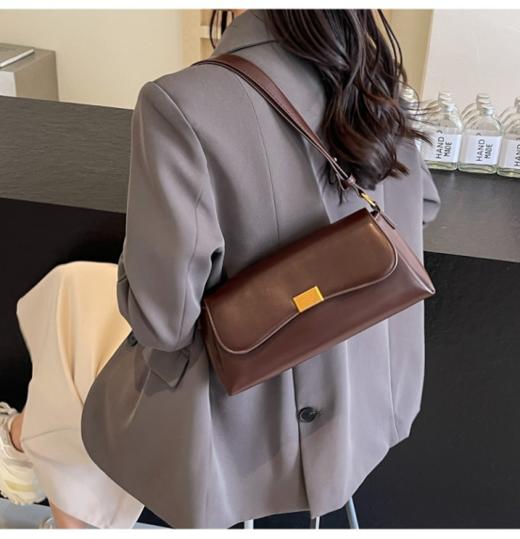 🥰 我虽小却很能装日常!!——😎【Clous Krause 单肩斜挎法棍包81021300 】 ✅ 怎么搭配都好看|四季都可以背的一款包包!!💥正面皮带扣磁吸开合便捷气质 商品图5