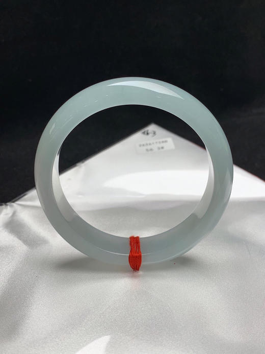 620276，56.3圈口，冰晴淡蓝底正圈平安镯，淡淡蓝底色，冰胶细润 商品图3