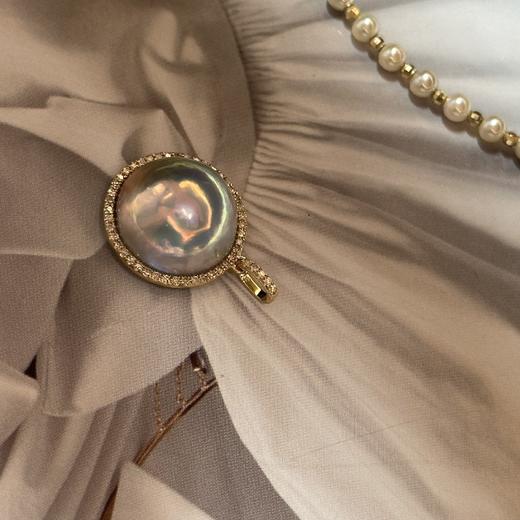 【甄珠贝】海水马贝吊坠，银蓝炫彩光， 13-14mm，18K金钻石 商品图6