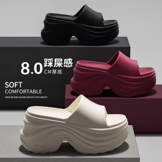 必囤预警🤟没错，只需19.9💰包邮一双【宅小年恨天高增高踩屎感外穿拖鞋】❗️❗️越简单的鞋子越爱穿‼️ ✔ 绝了，增高8㎝，秒变大长腿 ✔🔷上脚清爽，舒适，超显腿细 商品图1