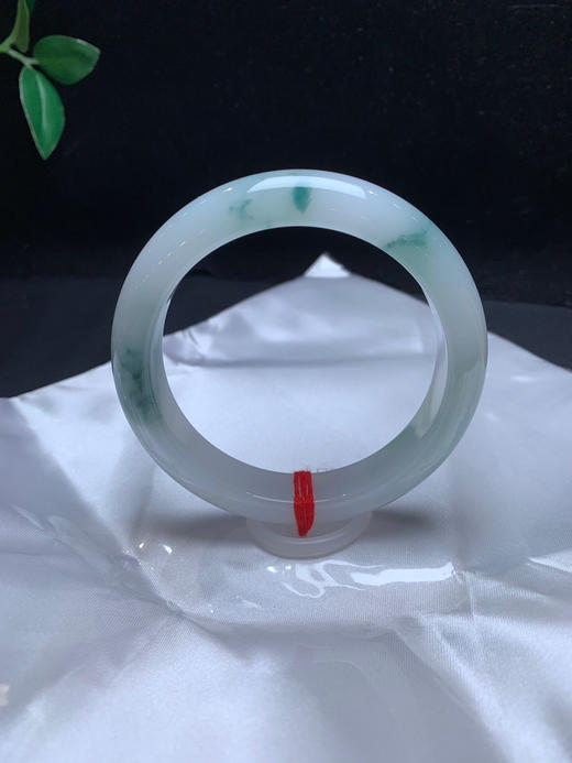 620274，58.6牛奶底飘花手镯，整条底妆特别秀气清新，花色清爽灵动 商品图0