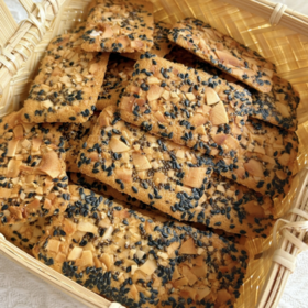 😎任何人拒绝这个【奇亚籽椰子脆片】我都会伤心❗️13%椰子片➕36%鸡蛋清➕7%奇亚籽 😋酥酥脆脆真的太吃了😊 🎁本次团购特别做了黑松露🍄和椰香🥥两种口味 