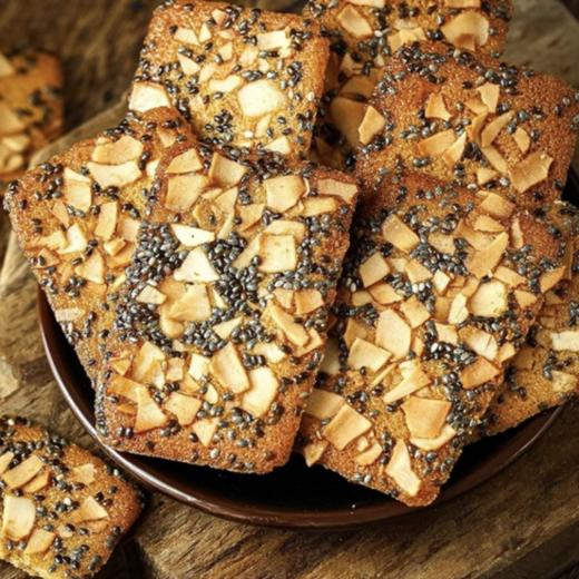 😎任何人拒绝这个【奇亚籽椰子脆片】我都会伤心❗️13%椰子片➕36%鸡蛋清➕7%奇亚籽 😋酥酥脆脆真的太吃了😊 🎁本次团购特别做了黑松露🍄和椰香🥥两种口味  商品图5