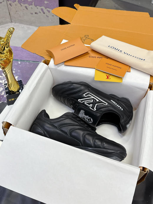 LOUIS VUITTON Footprint 2025春夏男士系列 足球鞋 皮革 系带圆头 低帮 生活休闲鞋 黑色（HC） 商品图0
