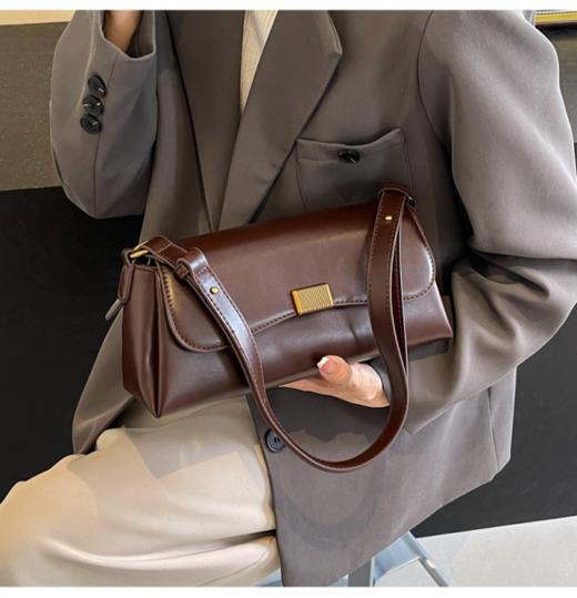 🥰 我虽小却很能装日常!!——😎【Clous Krause 单肩斜挎法棍包81021300 】 ✅ 怎么搭配都好看|四季都可以背的一款包包!!💥正面皮带扣磁吸开合便捷气质 商品图4