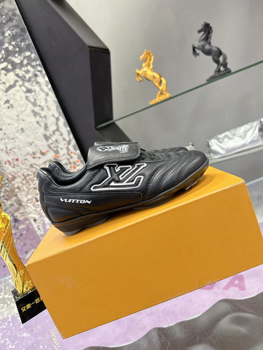 LOUIS VUITTON Footprint 2025春夏男士系列 足球鞋 皮革 系带圆头 低帮 生活休闲鞋 黑色（HC） 商品图3