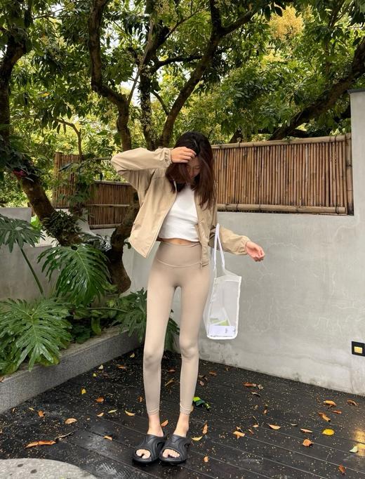 点此购买 Alo春夏季女士反光logo立领夹克防晒外套 md 321875 商品图6