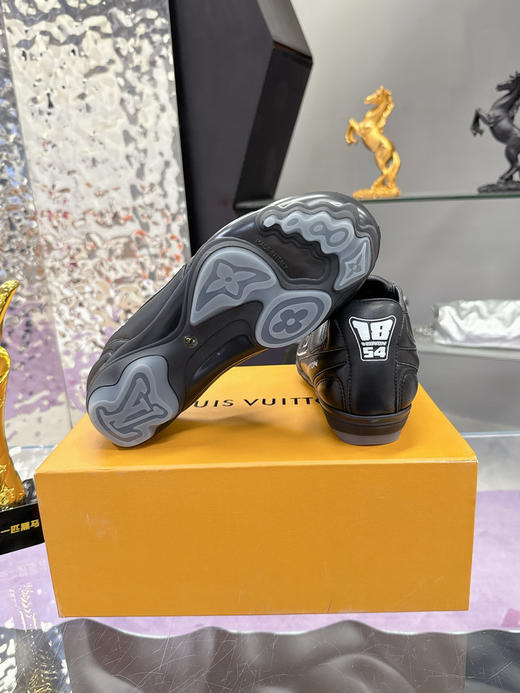 LOUIS VUITTON Footprint 2025春夏男士系列 足球鞋 皮革 系带圆头 低帮 生活休闲鞋 黑色（HC） 商品图8