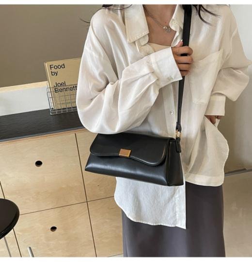 🥰 我虽小却很能装日常!!——😎【Clous Krause 单肩斜挎法棍包81021300 】 ✅ 怎么搭配都好看|四季都可以背的一款包包!!💥正面皮带扣磁吸开合便捷气质 商品图0