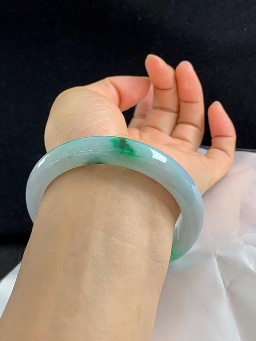 620277，61圈口，飘绿正圈平安镯，飘色辣，底子细腻有水 商品图5