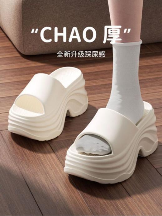 必囤预警🤟没错，只需19.9💰包邮一双【宅小年恨天高增高踩屎感外穿拖鞋】❗️❗️越简单的鞋子越爱穿‼️ ✔ 绝了，增高8㎝，秒变大长腿 ✔🔷上脚清爽，舒适，超显腿细 商品图2