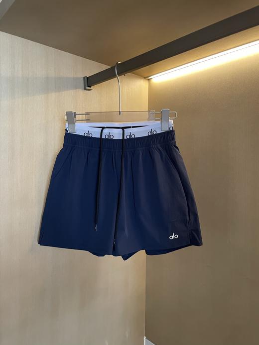 点此购买 Alo女士夏季休闲运动腰部假两件字母弹力腰短裤 cxy 322023 商品图13