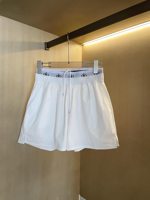 点此购买 Alo女士夏季休闲运动腰部假两件字母弹力腰短裤 cxy 322023 商品图10