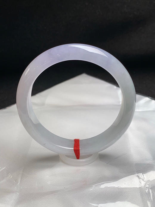 620278，58.8圈口，糯冰飘紫正圈平安镯，白底飘一截紫罗兰色，种水好 商品图0