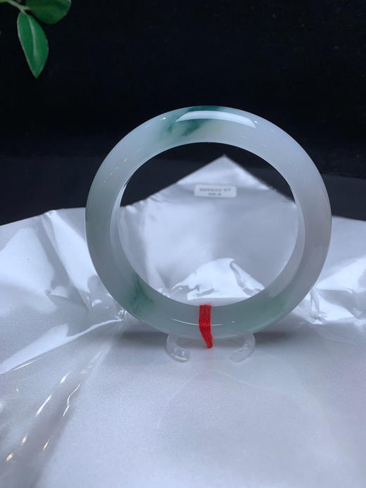 620274，58.6牛奶底飘花手镯，整条底妆特别秀气清新，花色清爽灵动 商品图1