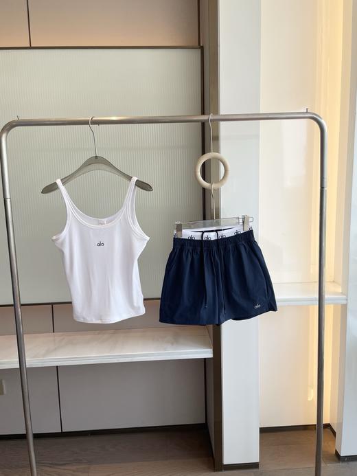 点此购买 Alo女士夏季休闲运动腰部假两件字母弹力腰短裤 cxy 322023 商品图3