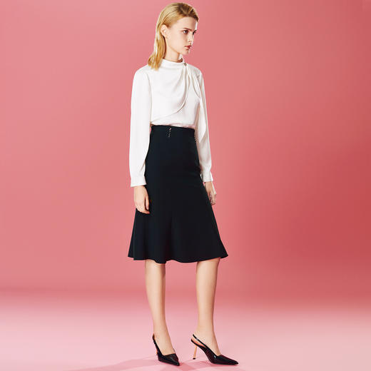 EITIE爱特爱秋季新款开叉包臀鱼尾高腰黑色显瘦优雅半身裙7906604 商品图3