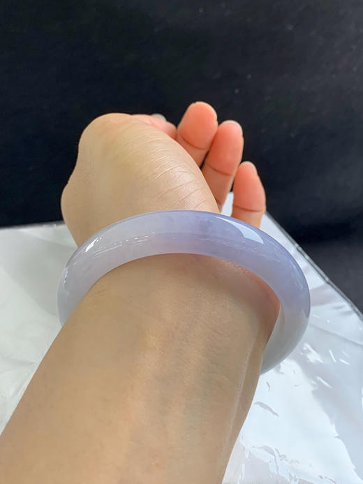 620278，58.8圈口，糯冰飘紫正圈平安镯，白底飘一截紫罗兰色，种水好 商品图5