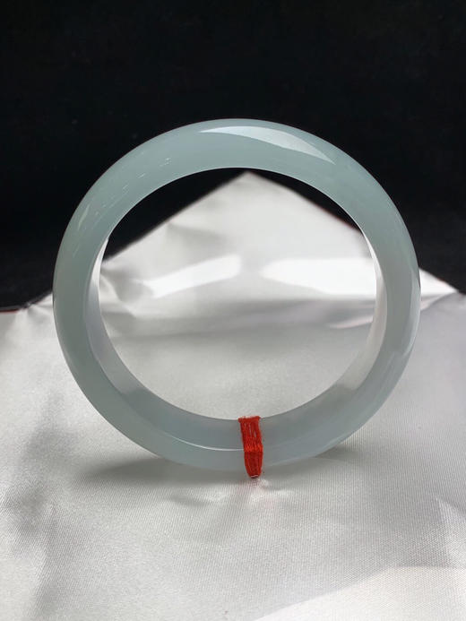 620276，56.3圈口，冰晴淡蓝底正圈平安镯，淡淡蓝底色，冰胶细润 商品图0