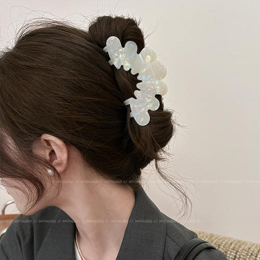 【新款女法式❗️高级感醋酸花瓣发夹】盘发鲨鱼夹，简约气质抓夹，多发量也能夹住，耐摔耐用，后脑勺发抓夹子女鲨鱼夹鸭嘴夹发饰品L 商品图1