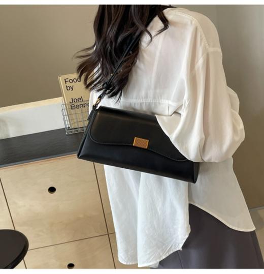 🥰 我虽小却很能装日常!!——😎【Clous Krause 单肩斜挎法棍包81021300 】 ✅ 怎么搭配都好看|四季都可以背的一款包包!!💥正面皮带扣磁吸开合便捷气质 商品图1