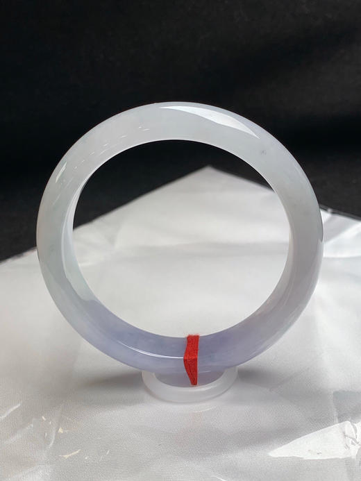 620278，58.8圈口，糯冰飘紫正圈平安镯，白底飘一截紫罗兰色，种水好 商品图3