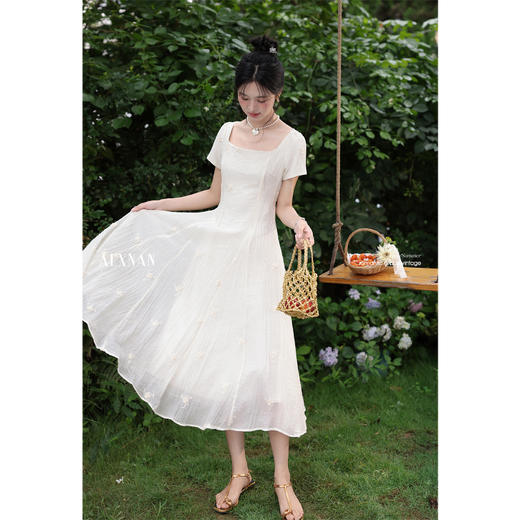 鹿向南[花影云裳]新款夏季透气轻薄显瘦法式仙气刺绣杏色连衣裙女DYL661858 商品图4