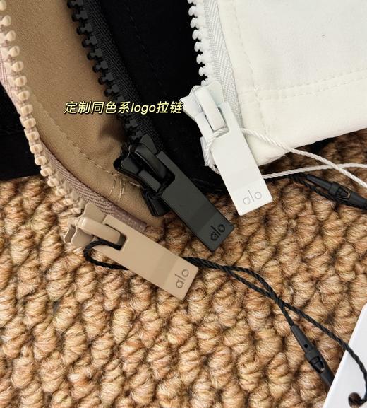 点此购买 Alo春夏季女士反光logo立领夹克防晒外套 md 321875 商品图11