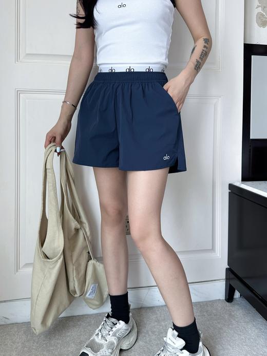 点此购买 Alo女士夏季休闲运动腰部假两件字母弹力腰短裤 cxy 322023 商品图5