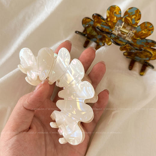 【新款女法式❗️高级感醋酸花瓣发夹】盘发鲨鱼夹，简约气质抓夹，多发量也能夹住，耐摔耐用，后脑勺发抓夹子女鲨鱼夹鸭嘴夹发饰品L 商品图2