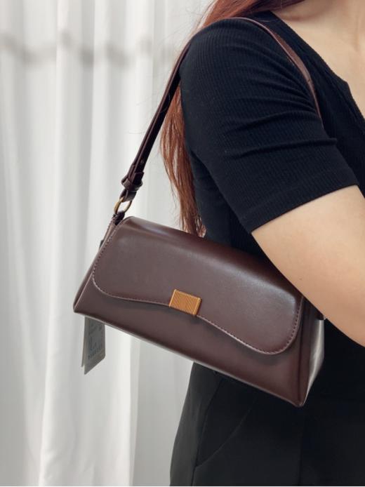 🥰 我虽小却很能装日常!!——😎【Clous Krause 单肩斜挎法棍包81021300 】 ✅ 怎么搭配都好看|四季都可以背的一款包包!!💥正面皮带扣磁吸开合便捷气质 商品图2