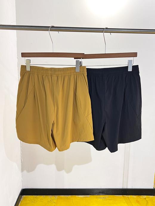 点此购买 迪桑特TRAINING系列综训男士TOUGH梭织运动短裤 ye 321829 商品图1