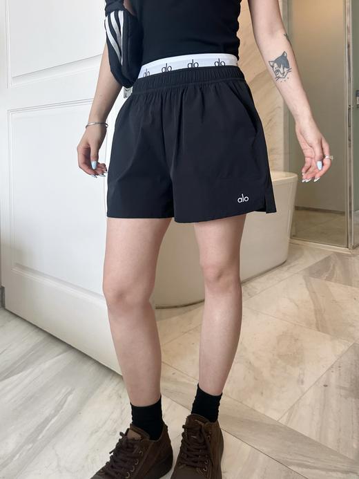 点此购买 Alo女士夏季休闲运动腰部假两件字母弹力腰短裤 cxy 322023 商品图9