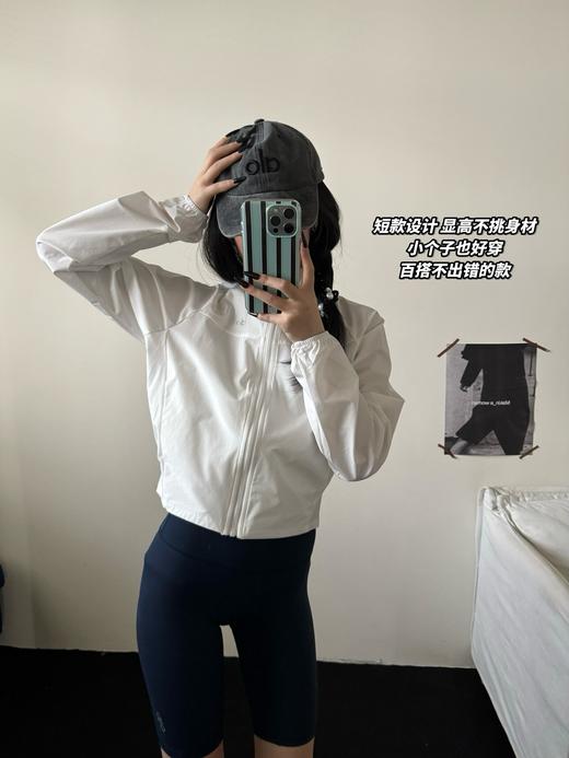 点此购买 Alo春夏季女士反光logo立领夹克防晒外套 md 321875 商品图9