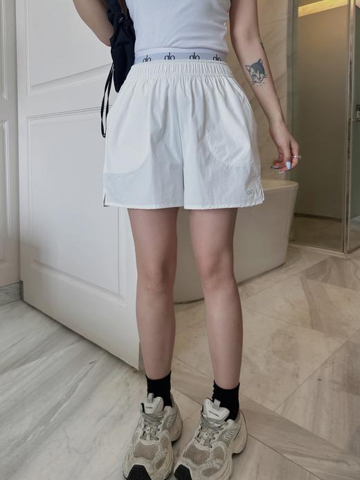 点此购买 Alo女士夏季休闲运动腰部假两件字母弹力腰短裤 cxy 322023 商品图7