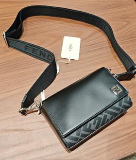 男款翻盖老花logo挎包011