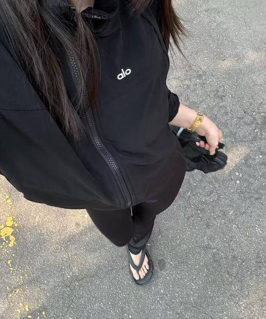 点此购买 Alo春夏季女士反光logo立领夹克防晒外套 md 321875 商品图3