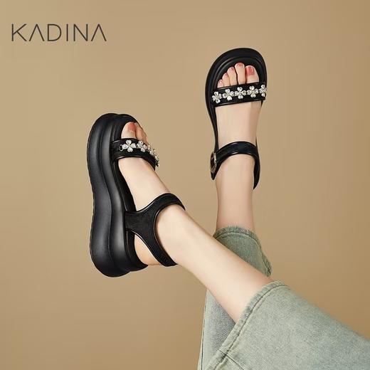【KADINA】  AF3   卡迪娜2025春夏季新款厚底露址立体钻饰休闲女凉鞋KM257501 商品图0