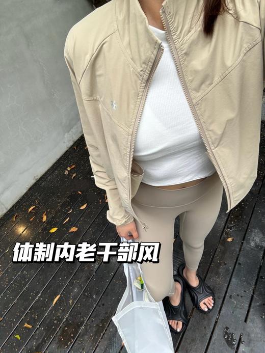 点此购买 Alo春夏季女士反光logo立领夹克防晒外套 md 321875 商品图5